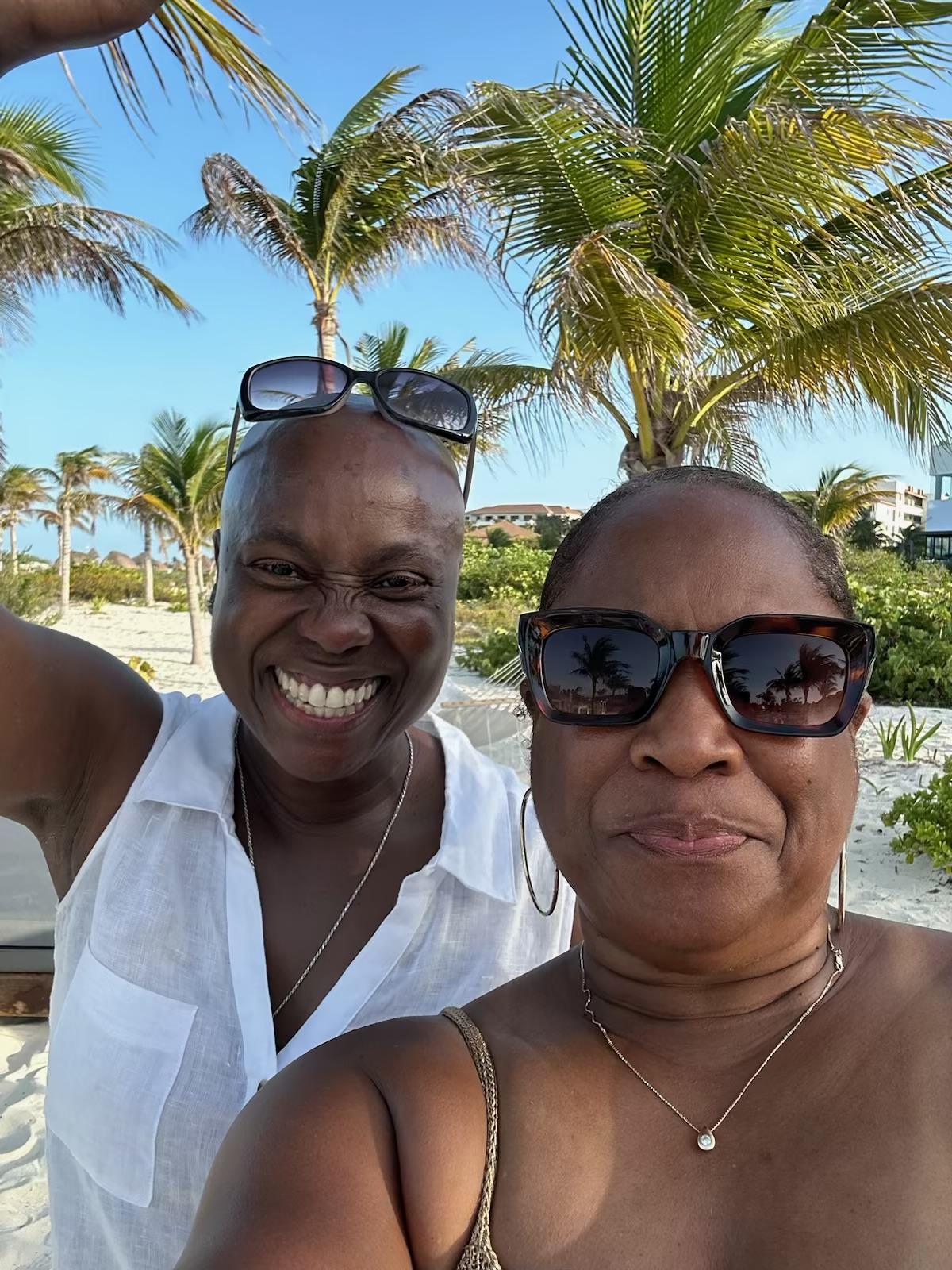 Geezell with her sister, Cancún